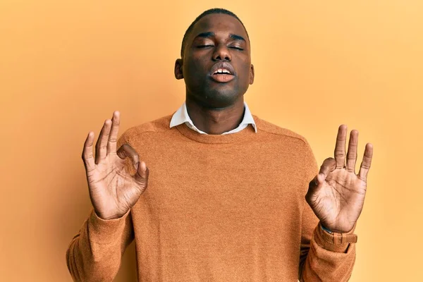 Ung Afrikansk Amerikan Man Bär Casual Kläder Slappna Och Ler — Stockfoto