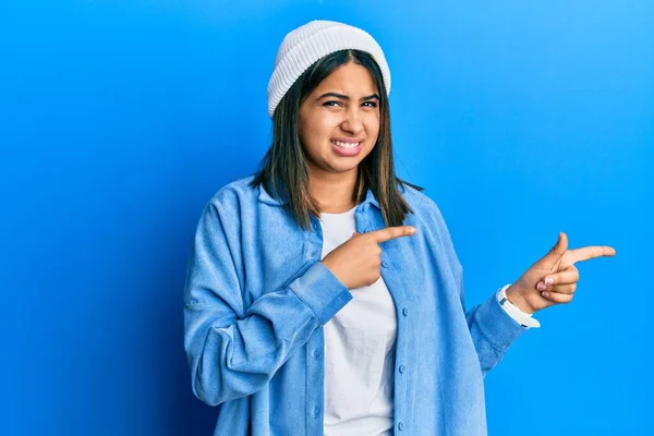 Mujer Latina Joven Con Gorra Lana Linda Señalando Lado Preocupado —  Fotos de Stock