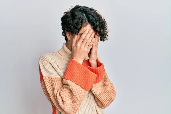 Latynoski Młodzieniec Ubrany Luźny Zimowy Sweter Smutną Miną Pokrywającą Twarz — Zdjęcie stockowe