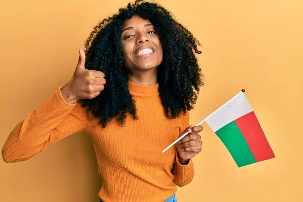 Mujer Afroamericana Con Pelo Afro Sosteniendo Bandera Madagascar Sonriendo Feliz —  Fotos de Stock