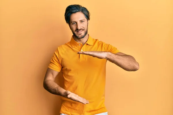 Young Hispanic Man Wearing Casual Yellow Shirt Gesturing Hands Showing — Foto de Stock