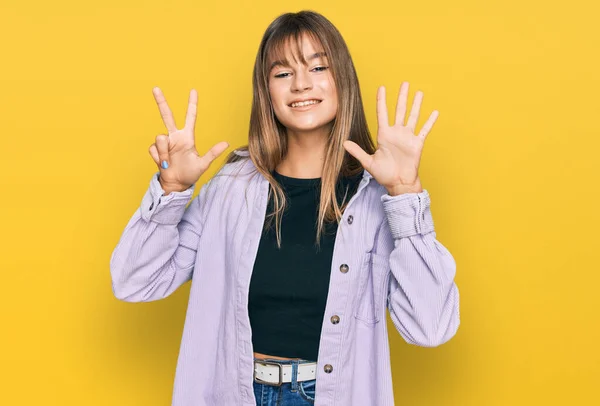 Teenager Kaukasisches Mädchen Lässiger Kleidung Zeigt Und Zeigt Mit Finger — Stockfoto