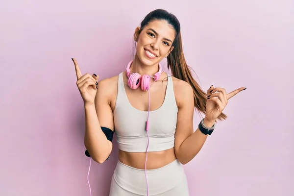 Mulher Hispânica Jovem Vestindo Roupas Ginástica Usando Fones Ouvido Sorrindo — Fotografia de Stock