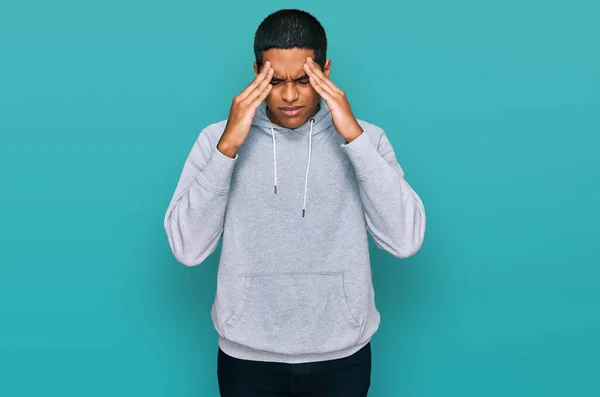 Junge Gut Aussehende Hispanische Mann Trägt Lässig Sweatshirt Mit Der — Stockfoto