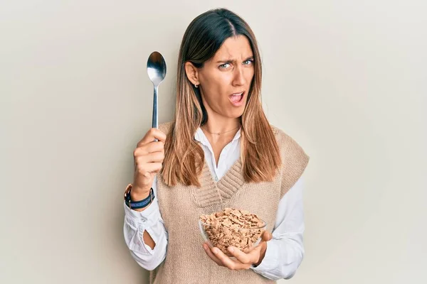 Brunette Jonge Vrouw Eten Gezonde Volkoren Granen Met Lepel Shock — Stockfoto