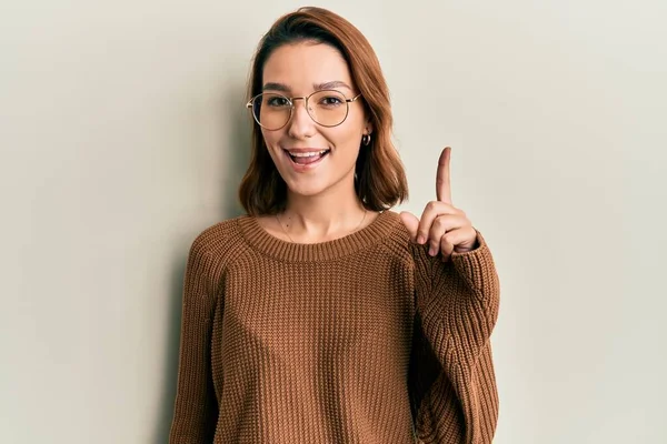 Jonge Blanke Vrouw Draagt Casual Kleding Een Bril Glimlachend Met — Stockfoto