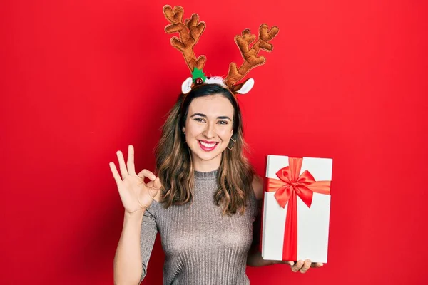 Mladý Hispánec Dívka Nosí Jelena Vánoční Klobouk Drží Dárek Dělá — Stock fotografie