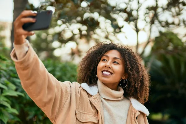 Mladý Africký Američan Žena Usměvavý Šťastný Dělat Selfie Smartphonu Parku — Stock fotografie