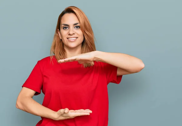 Spaanse Jonge Vrouw Draagt Casual Rood Shirt Gebaren Met Handen — Stockfoto