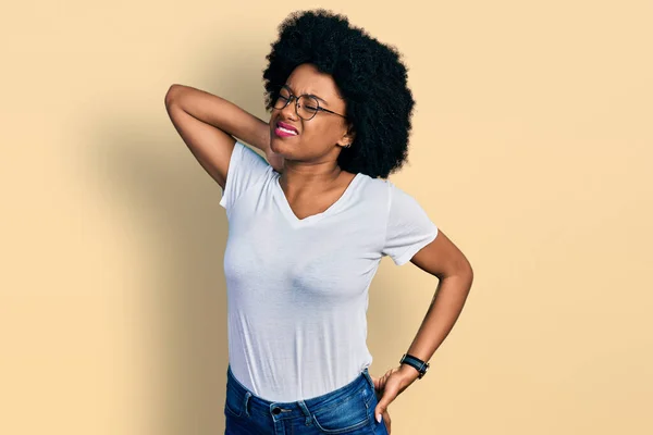 Jovem Afro Americana Vestindo Camiseta Branca Casual Sofrendo Lesão Pescoço — Fotografia de Stock