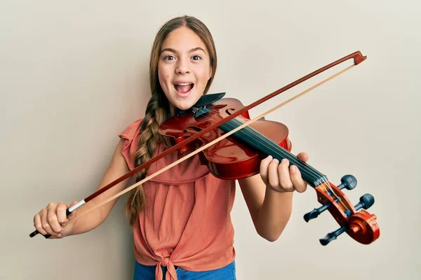 Красивая Брюнетка Маленькая Девочка Играет Скрипке Празднует Сумасшедший Поражен Успехом — стоковое фото