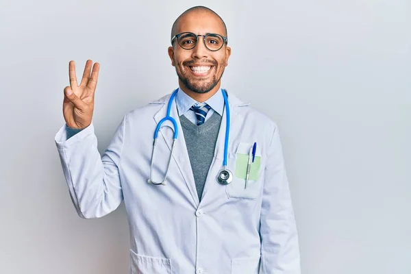 Hombre Adulto Hispano Vistiendo Uniforme Médico Estetoscopio Mostrando Señalando Con — Foto de Stock