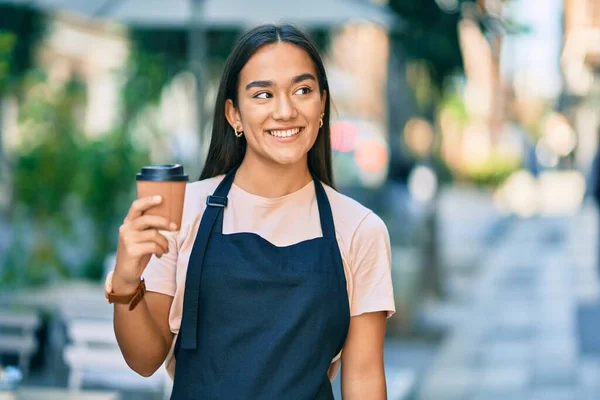 Joven Barista Latina Sonriendo Feliz Sosteniendo Tomar Café Cafetería —  Fotos de Stock