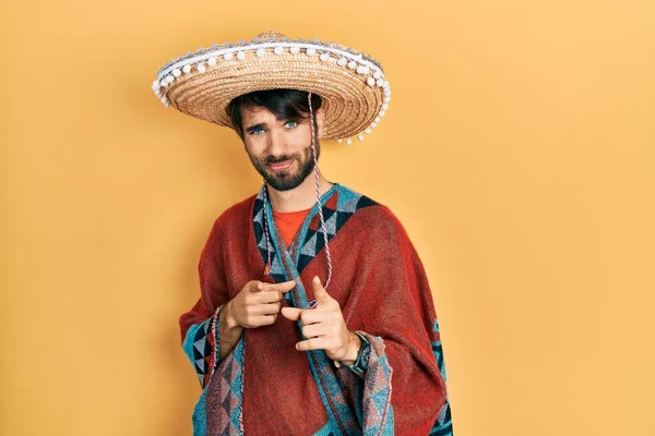 Jeune Homme Hispanique Tenant Chapeau Mexicain Pointant Doigt Caméra Avec — Photo