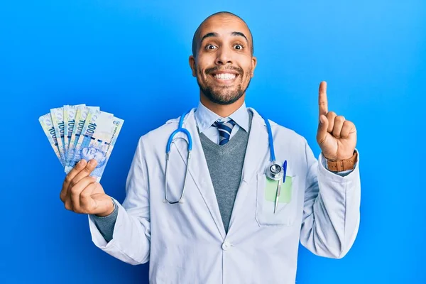 Hispanic Vuxen Läkare Man Bär Medicinsk Uniform Med 100 Sydafrikanska — Stockfoto