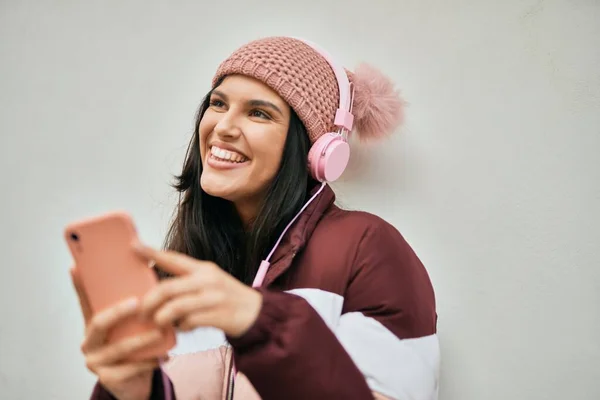 Junges Hispanisches Mädchen Lächelt Glücklich Mit Smartphone Und Kopfhörer Die — Stockfoto