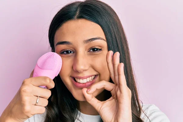 Junge Hispanische Frau Mit Gesichtspeeling Reiniger Tun Zeichen Mit Den — Stockfoto