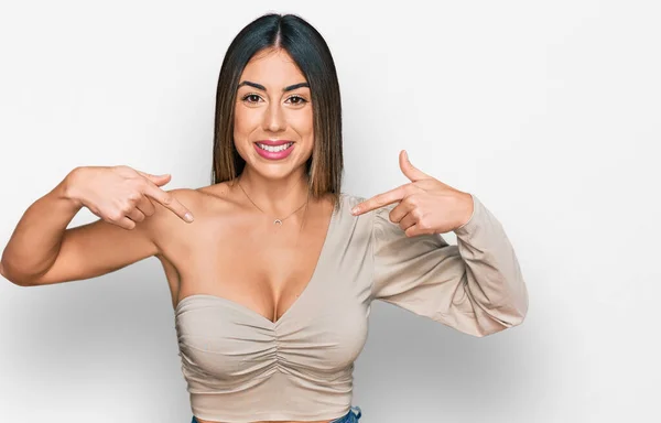 Jonge Latijns Amerikaanse Vrouw Draagt Casual Kleding Die Zelfverzekerd Uitziet — Stockfoto