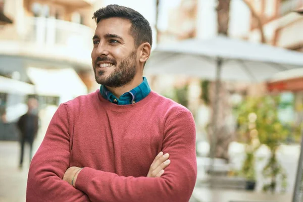 Junger Hispanischer Mann Mit Verschränkten Armen Lächelnd Glücklich Der Stadt — Stockfoto