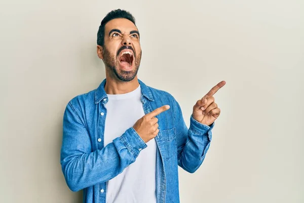 Jonge Spaanse Man Wijzend Met Vingers Naar Zichzelf Boos Gek — Stockfoto