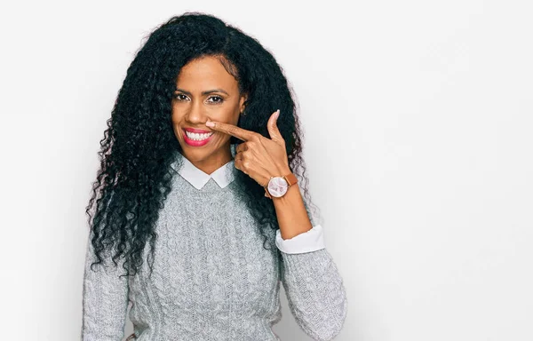 中世アフリカ系アメリカ人女性の顔や鼻に手指で指差すカジュアルな服を着て 陽気な笑顔 美の概念 — ストック写真