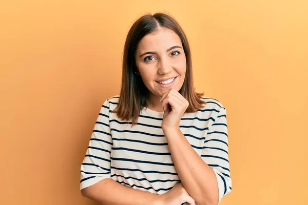 Ung Vacker Kvinna Bär Casual Randig Shirt Leende Ser Säker — Stockfoto