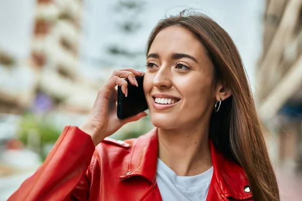 Giovane Donna Ispanica Sorridente Felice Parlando Sullo Smartphone Città — Foto Stock