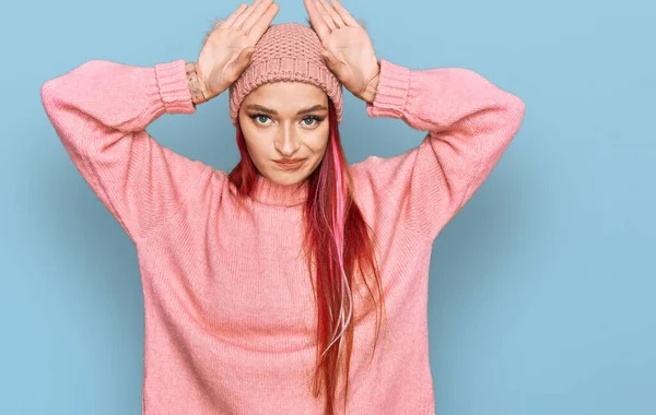 Junge Kaukasische Frau Lässiger Kleidung Und Wollmütze Mit Hasenohren Geste — Stockfoto