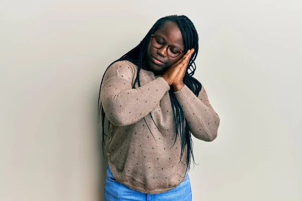 Joven Mujer Negra Con Trenzas Llevando Ropa Casual Gafas Durmiendo —  Fotos de Stock