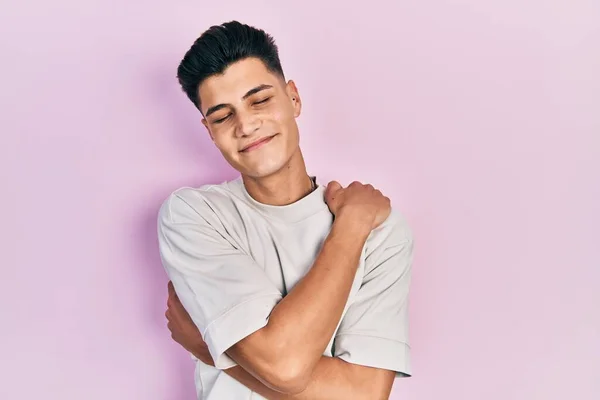 Jovem Hispânico Vestindo Camisa Branca Casual Abraçando Feliz Positivo Sorrindo — Fotografia de Stock