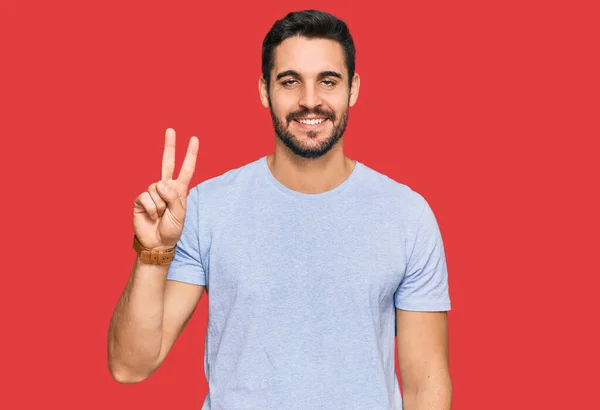 Joven Hombre Hispano Usando Ropa Casual Mostrando Señalando Con Los — Foto de Stock