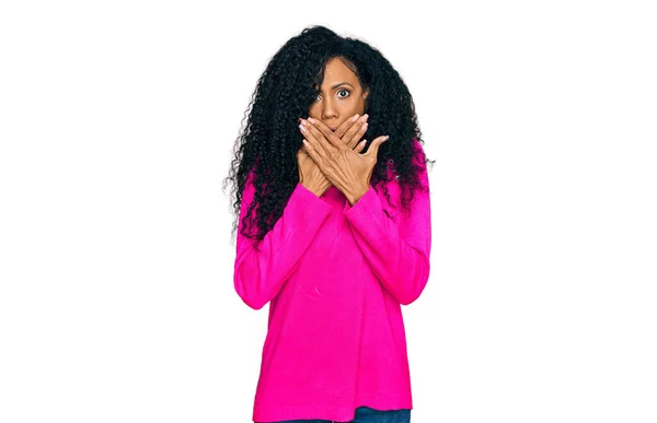 Afrikansk Kvinna Medelåldern Som Bar Vardagskläder Chockade Munnen Med Händerna — Stockfoto