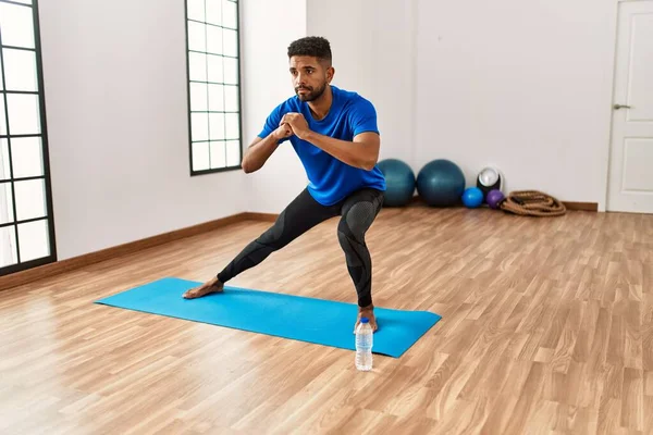 Hombre Hispano Guapo Haciendo Ejercicio Estirándose Esterilla Yoga Practicando Flexibilidad —  Fotos de Stock