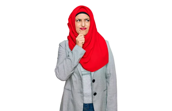 Mulher Hispânica Bonita Vestindo Tradicional Lenço Islâmico Hijab Rosto Sério — Fotografia de Stock