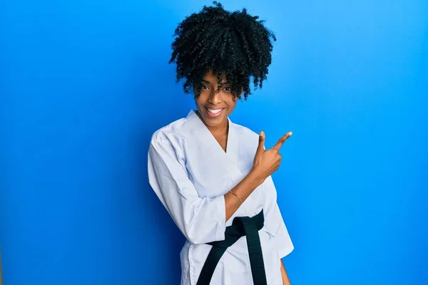 Afrikaans Amerikaanse Vrouw Met Afro Haar Dragen Karate Kimono Zwarte — Stockfoto