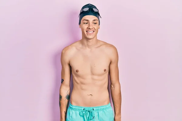Jonge Spaanse Man Draagt Zwemkleding Een Zwembril Met Een Vrolijke — Stockfoto