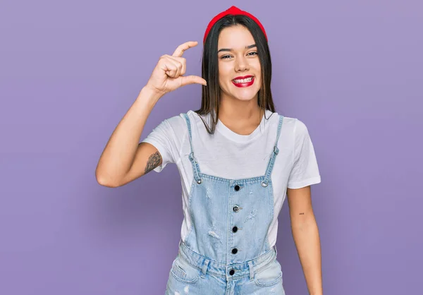 Young Hispanic Girl Wearing Casual Clothes Smiling Confident Gesturing Hand — Stock Photo, Image