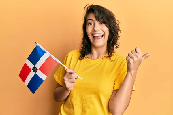 Ung Latinamerikansk Kvinna Med Herravälde Republik Flagga Pekar Tumme Upp — Stockfoto