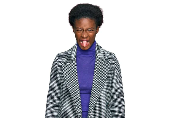 Jovem Menina Afro Americana Vestindo Roupas Casuais Colando Língua Feliz — Fotografia de Stock