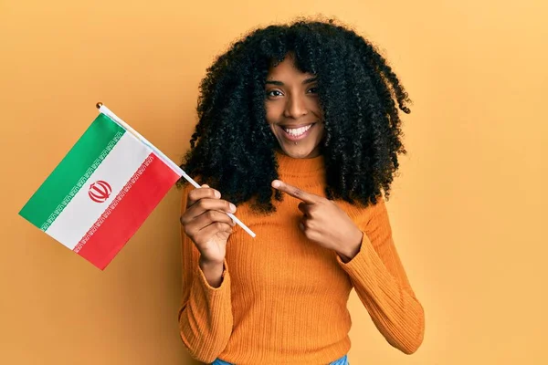 Afrikai Amerikai Afro Haj Gazdaság Kurdisztán Zászló Mosolyogva Boldog Mutató — Stock Fotó