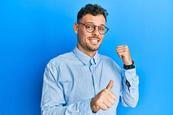 Ung Latinamerikan Man Bär Casual Kläder Och Glasögon Pekar Baksidan — Stockfoto