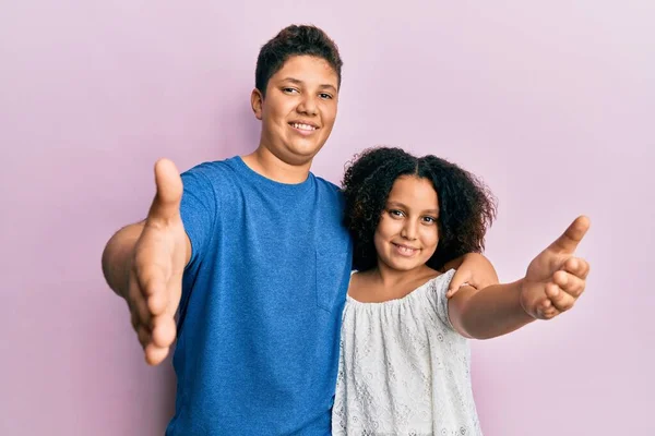 Joven Familia Hispana Hermano Hermana Vistiendo Ropa Casual Juntos Sonriendo —  Fotos de Stock