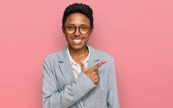 Genç Afro Amerikan Kadın Kıyafetleri Içinde Neşeli Yüzünde Bir Gülümsemeyle — Stok fotoğraf