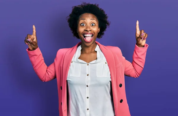 Африканська Американка Волоссям Афро Діловій Куртці Посміхається Вражений Здивований Вказуючи — стокове фото