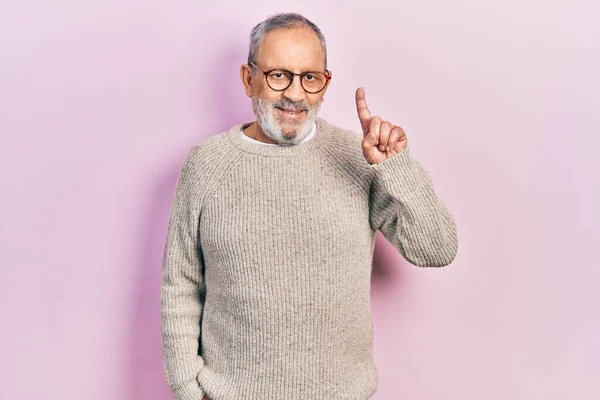 Schöner Älterer Mann Mit Bart Lässigem Pullover Und Brille Der — Stockfoto