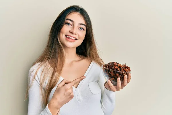 Mladá Běloška Žena Drží Misku Anýzu Hvězdy Úsměvem Šťastný Ukazující — Stock fotografie