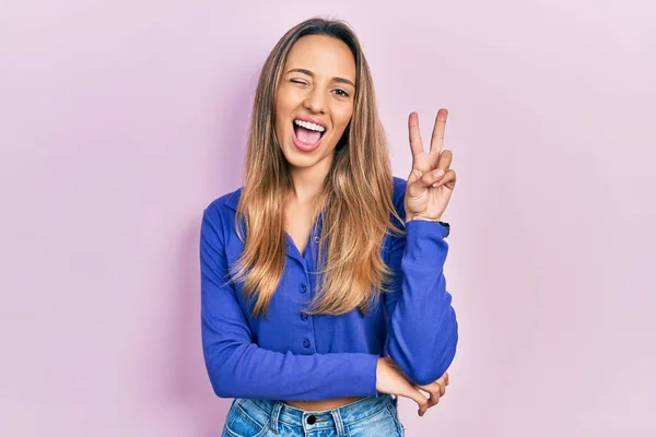 Schöne Hispanische Frau Trägt Legeres Blaues Hemd Lächelt Mit Glücklichem — Stockfoto
