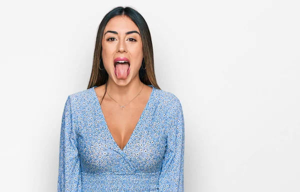 面白い表情で幸せ舌を突き出すカジュアルな服を着た若いヒスパニック系の女性 感情の概念 — ストック写真