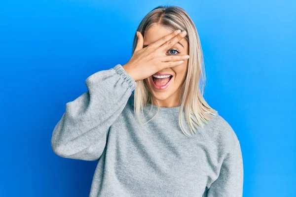 Bella Donna Bionda Che Indossa Abiti Casual Sbirciare Shock Che — Foto Stock