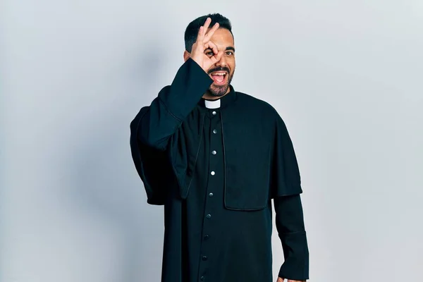 Hombre Hispano Guapo Con Barba Vestido Sacerdote Católico Haciendo Buen — Foto de Stock